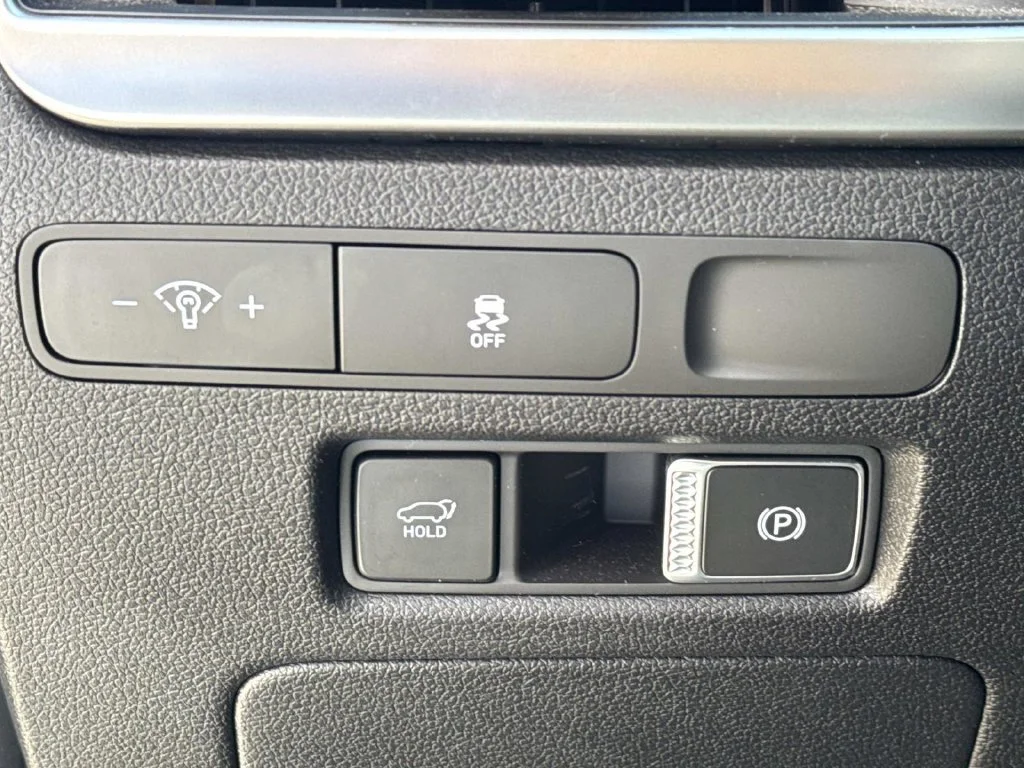 Used 2025 Silver Hyundai SEL image 33