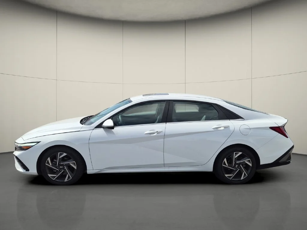 Used 2024 White Hyundai SEL image 4