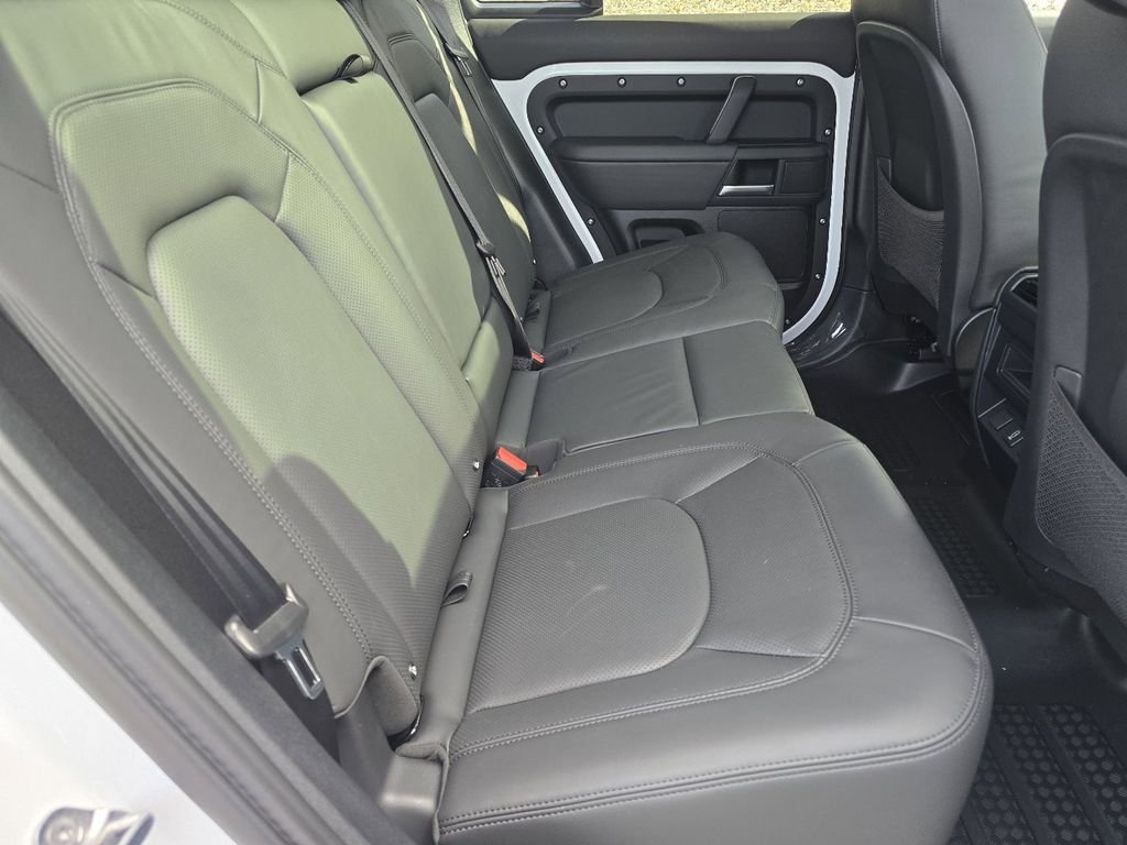 New 2026 Fuji White Land Rover X-Dynamic se image 29
