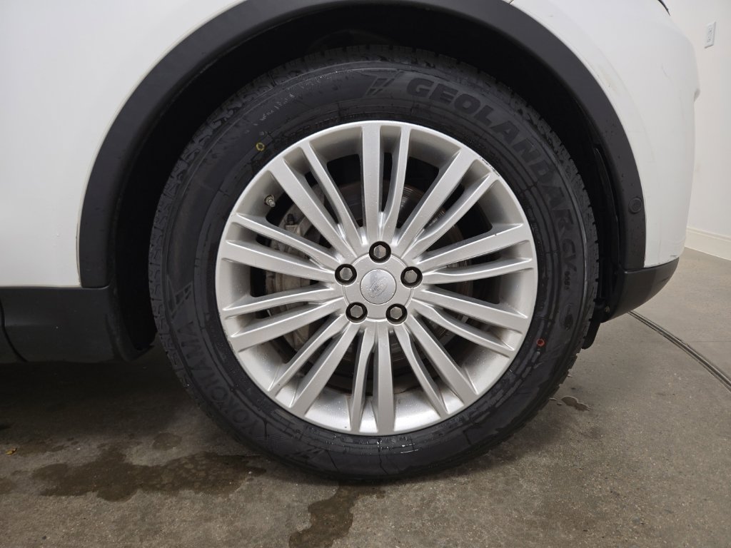 Used 2018 Fuji White Land Rover HSE Luxury image 27