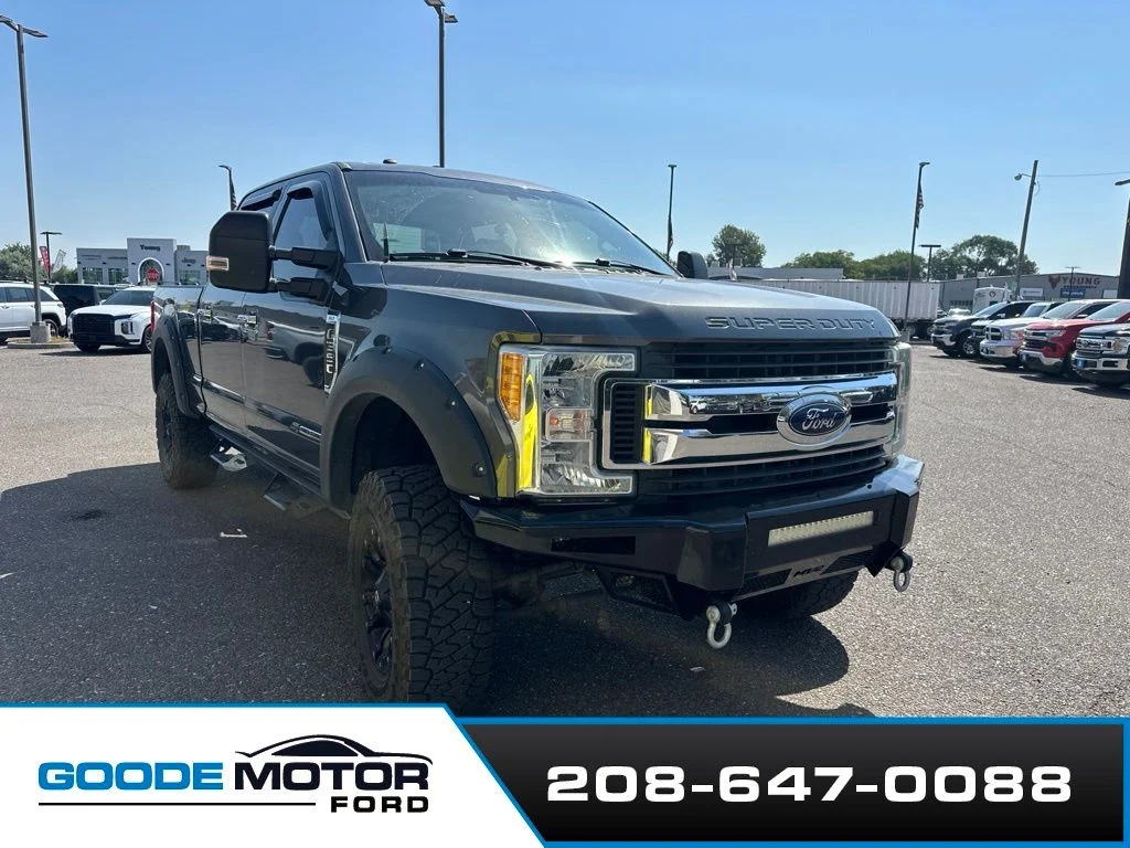 Used 2017  Ford XLT image 2