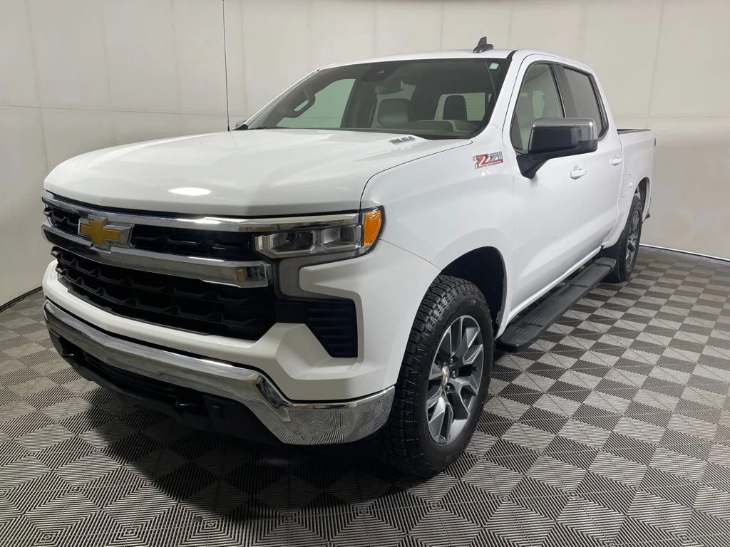 Used 2024 Summit White Chevrolet LT image 4