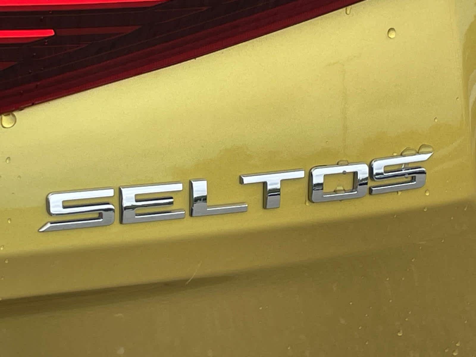 Certified Used 2021 Starbright Yellow/Black Roof Kia S image 20