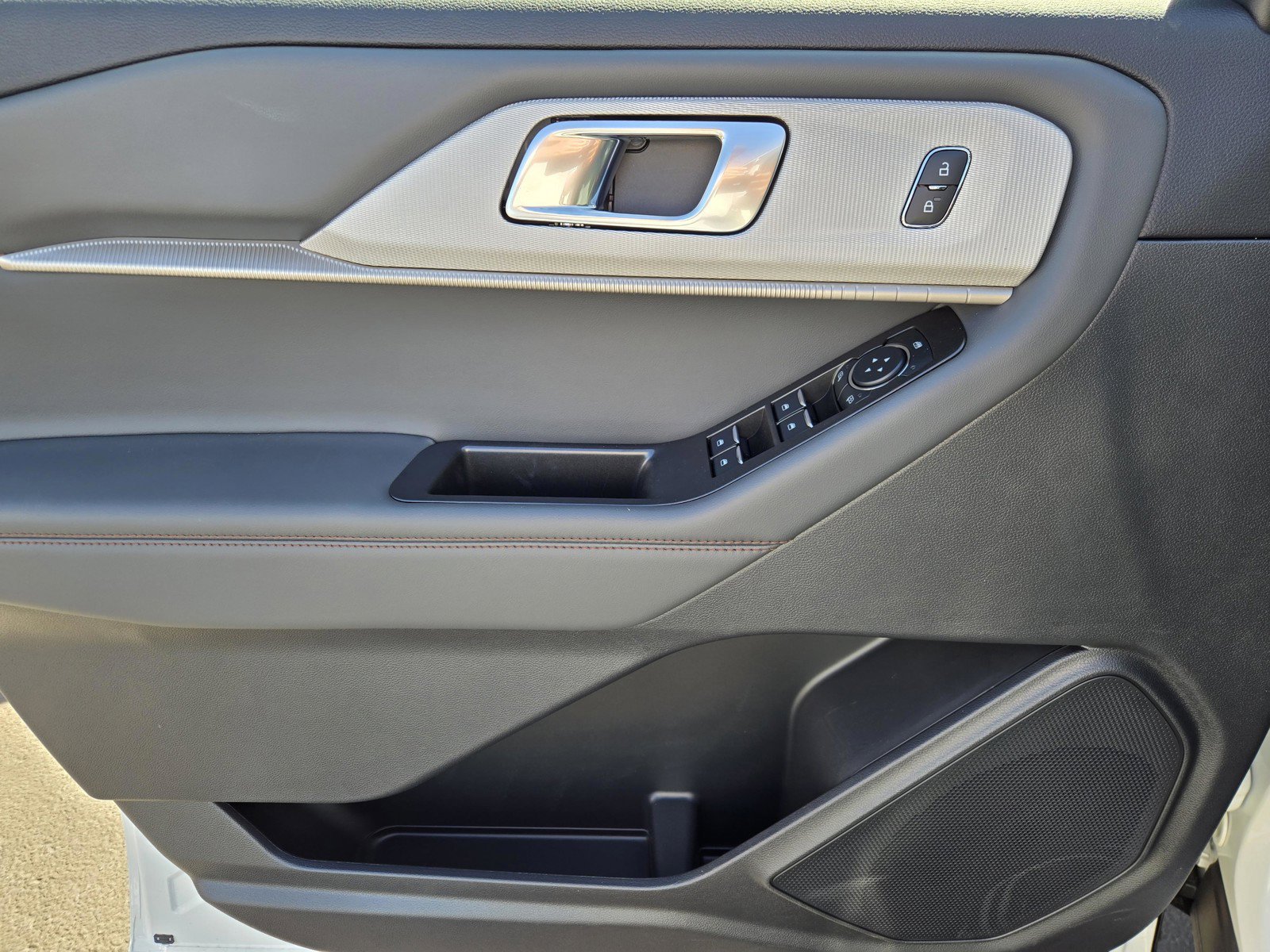 New 2026 Star White Metallic Tri-Coat Ford Active image 9
