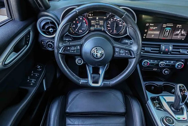 Used 2023  Alfa Romeo Veloce image 17