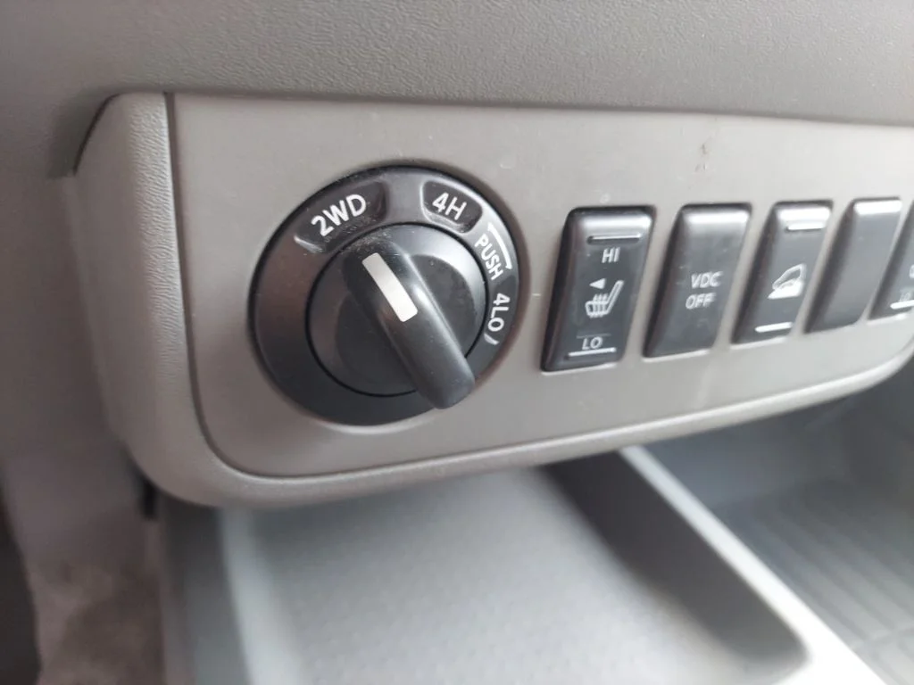 Used 2011 White Nissan SL image 28