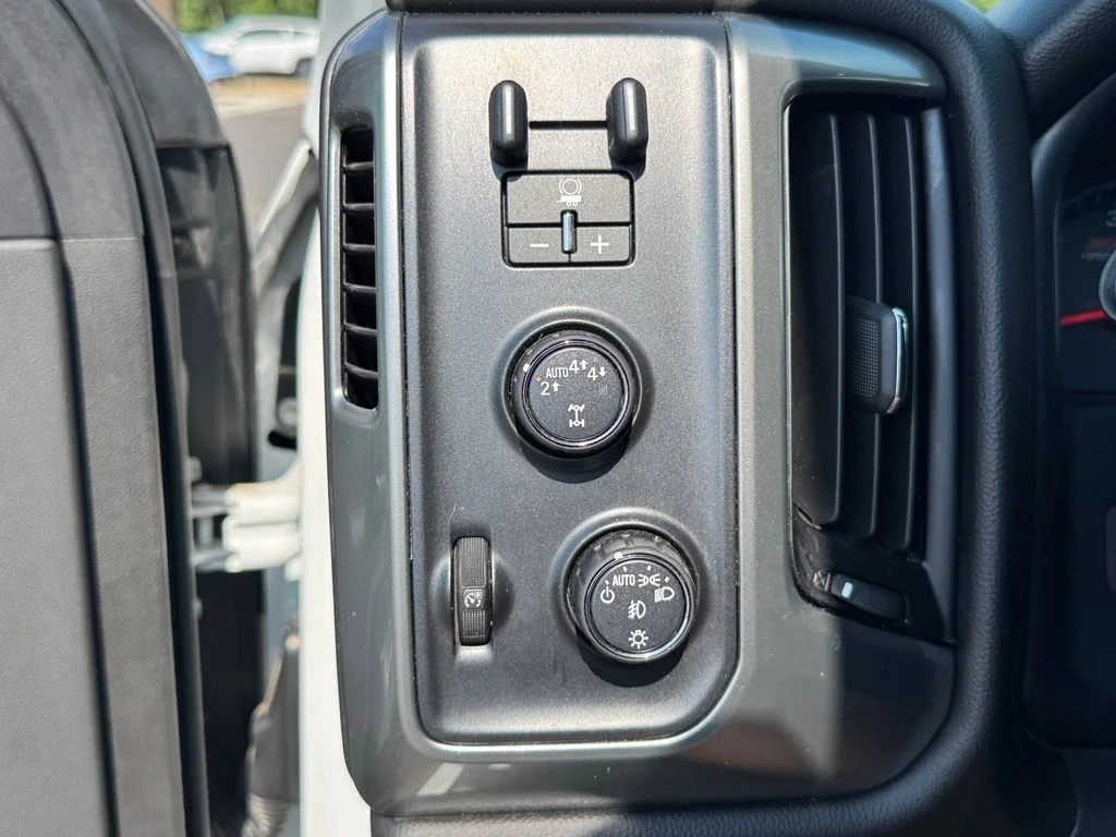 Used 2018 White Chevrolet LT image 17