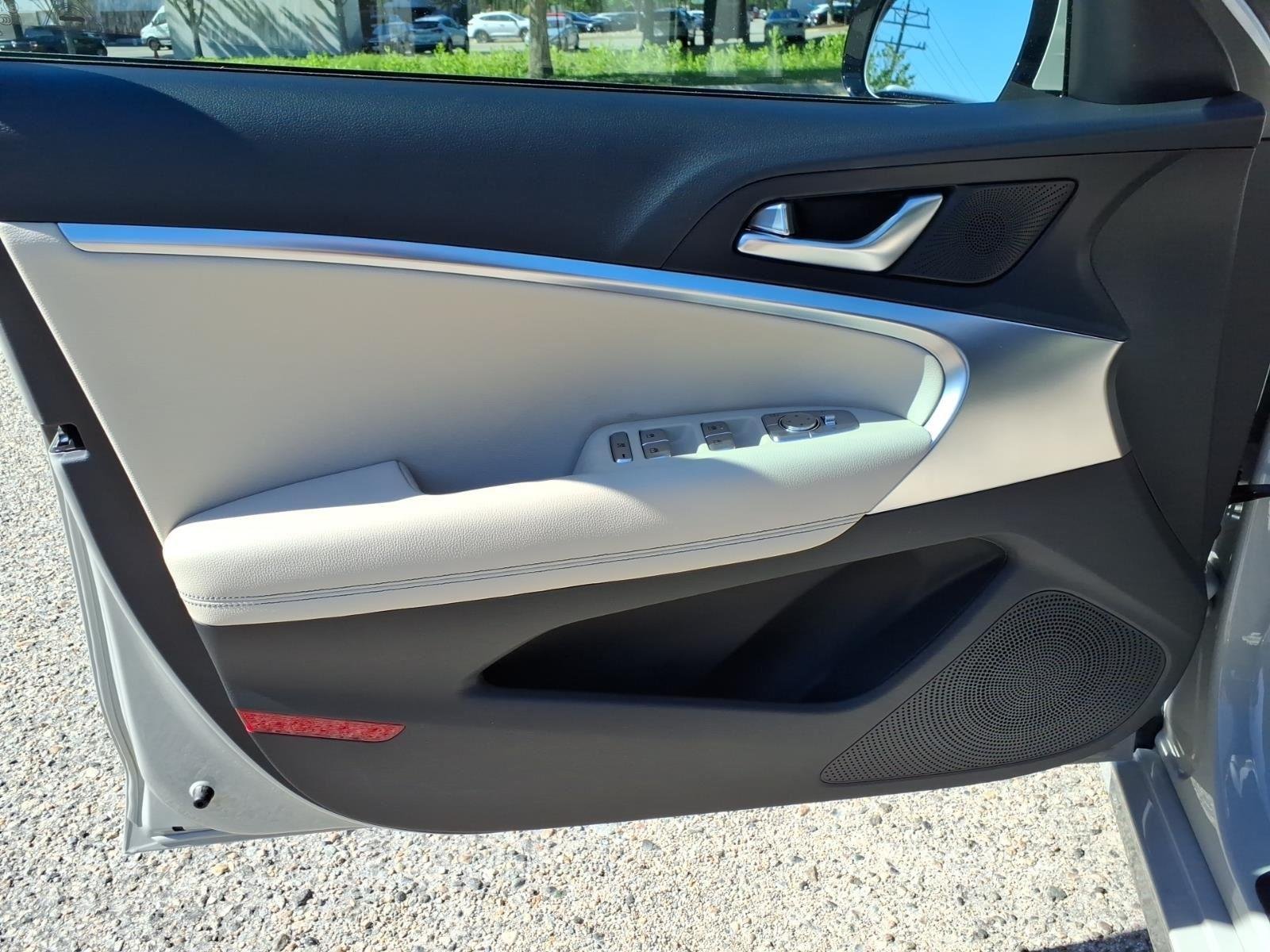 2026 GENESIS G70 Standard - Photo 25