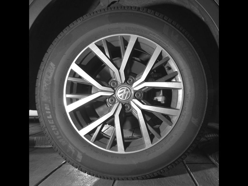 Used 2018 Gray Volkswagen 2.0T SE image 12