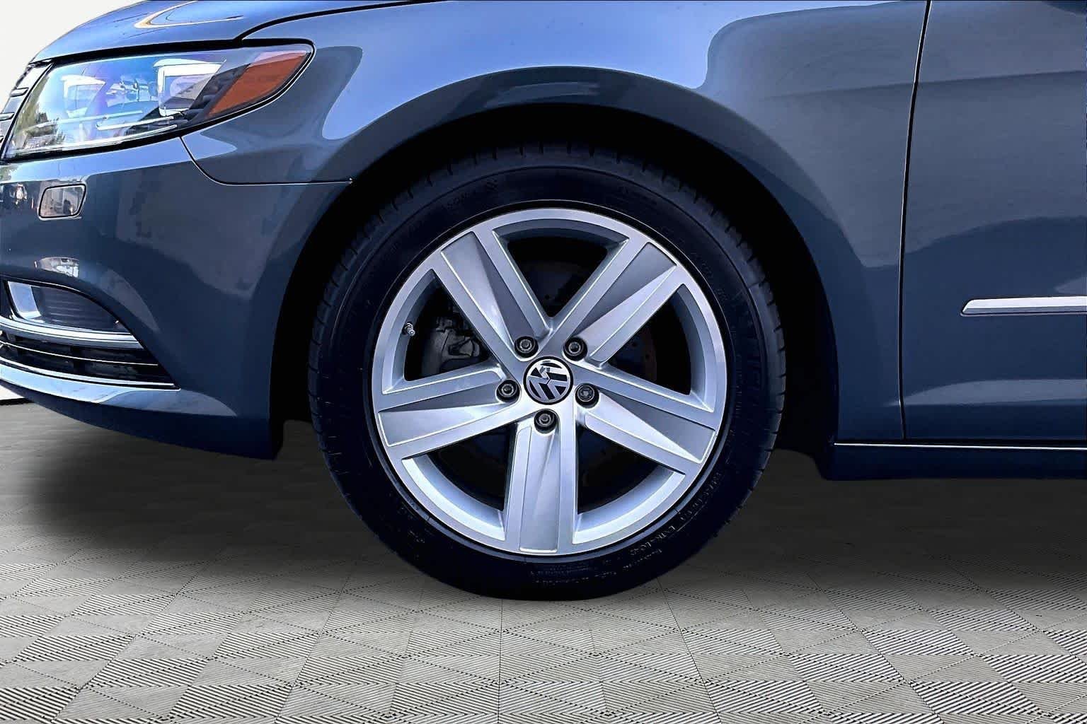 Used 2014 Island Gray Metallic Volkswagen Sport image 11