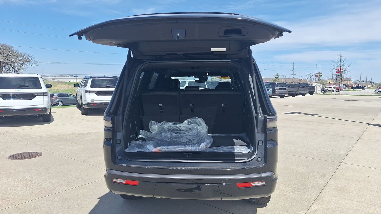 New 2026 High Gloss Black Exterior Paint Jeep Limited Reserve image 16
