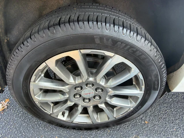 Used 2022 WHITE FROST TRICOAT GMC Denali image 17