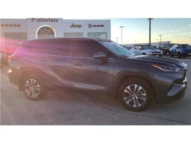 Used 2023 Magnetic Gray Metallic Toyota XLE Front-Wheel Drive image 3
