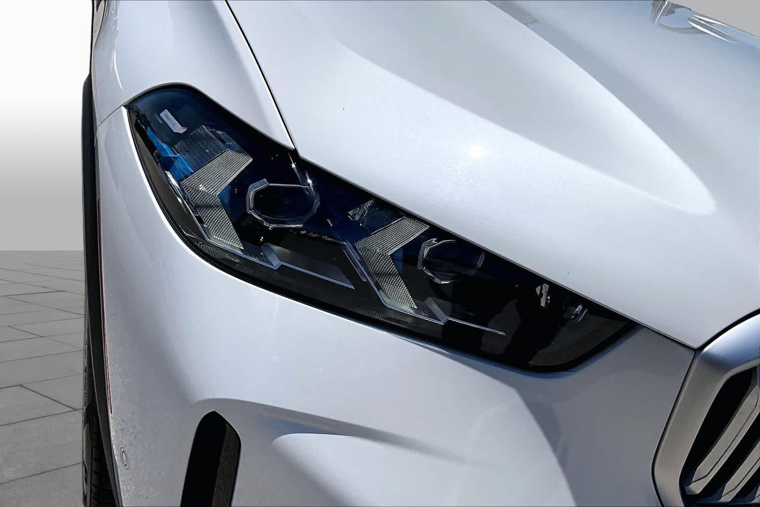 Used 2025 Mineral White Metallic BMW sDrive40i image 27