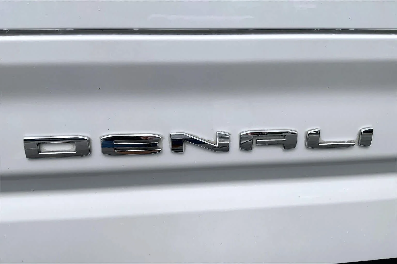 Used 2023 White Frost Tricoat GMC Denali image 31