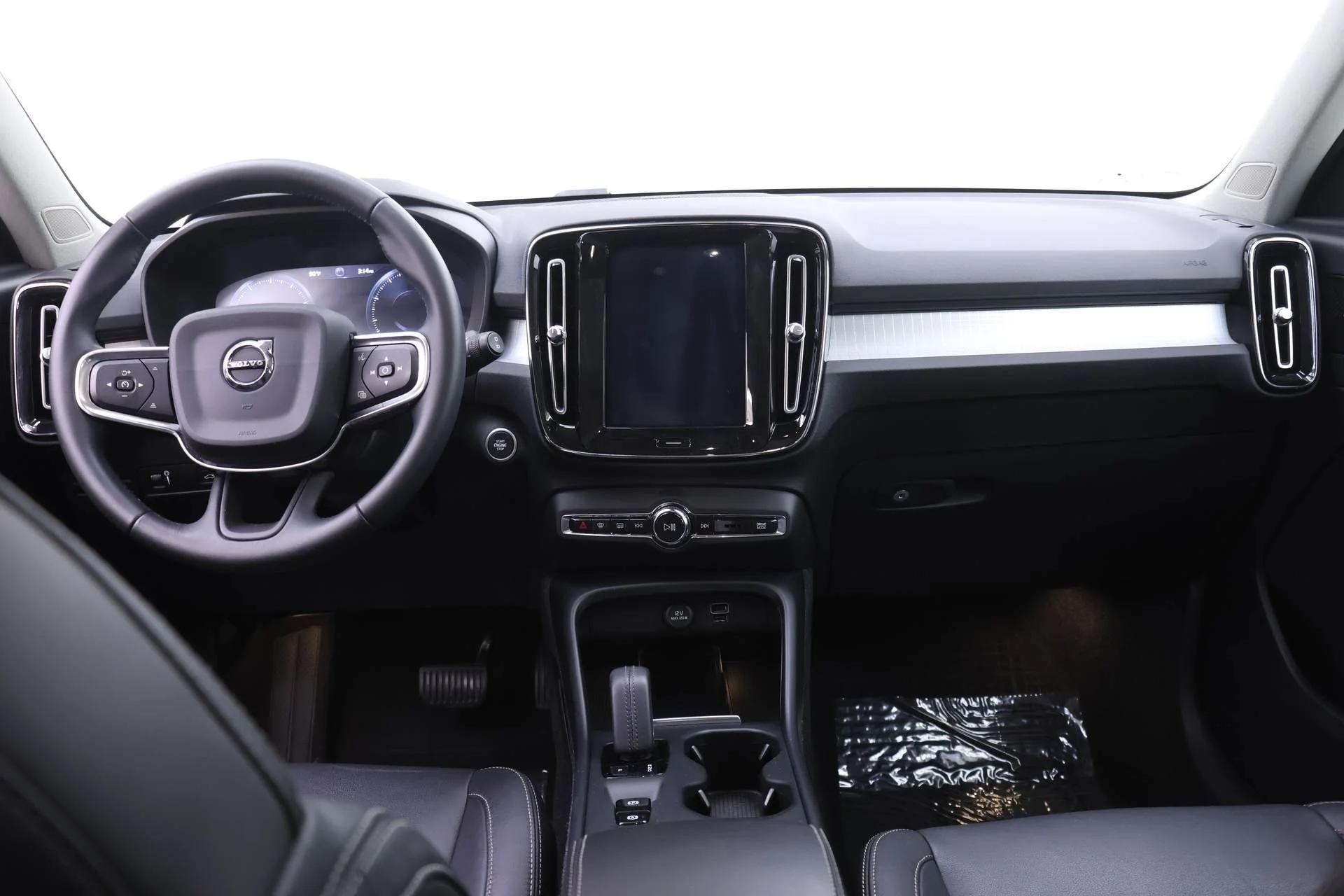 Used 2019 White Volvo Momentum image 8