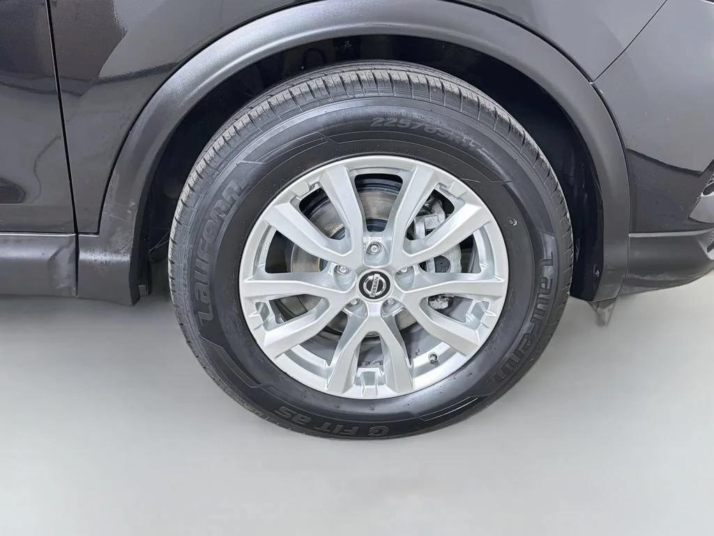 Used 2021  Nissan S image 27