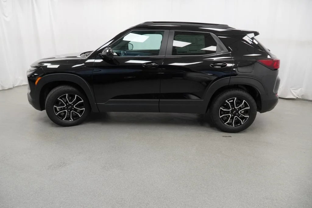 New 2026 Mosaic Black Metallic Chevrolet ACTIV image 39