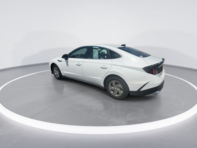 Used 2025 White Hyundai SE image 6