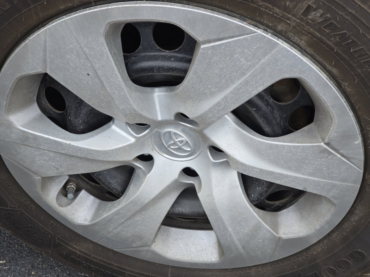 Used 2021 White Toyota LE image 19