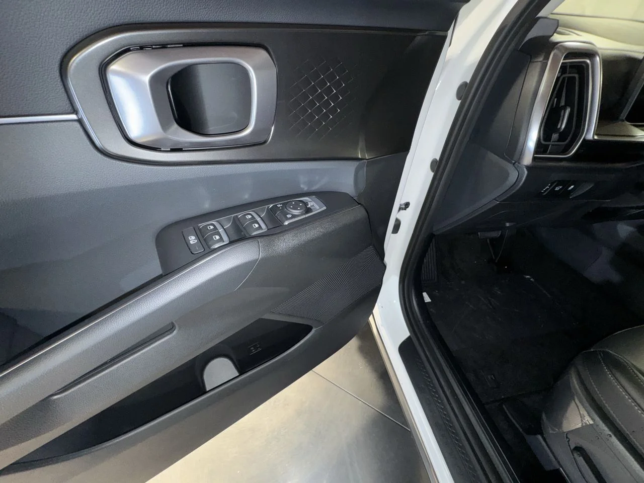New 2026 Snow White Pearl Kia EX image 17