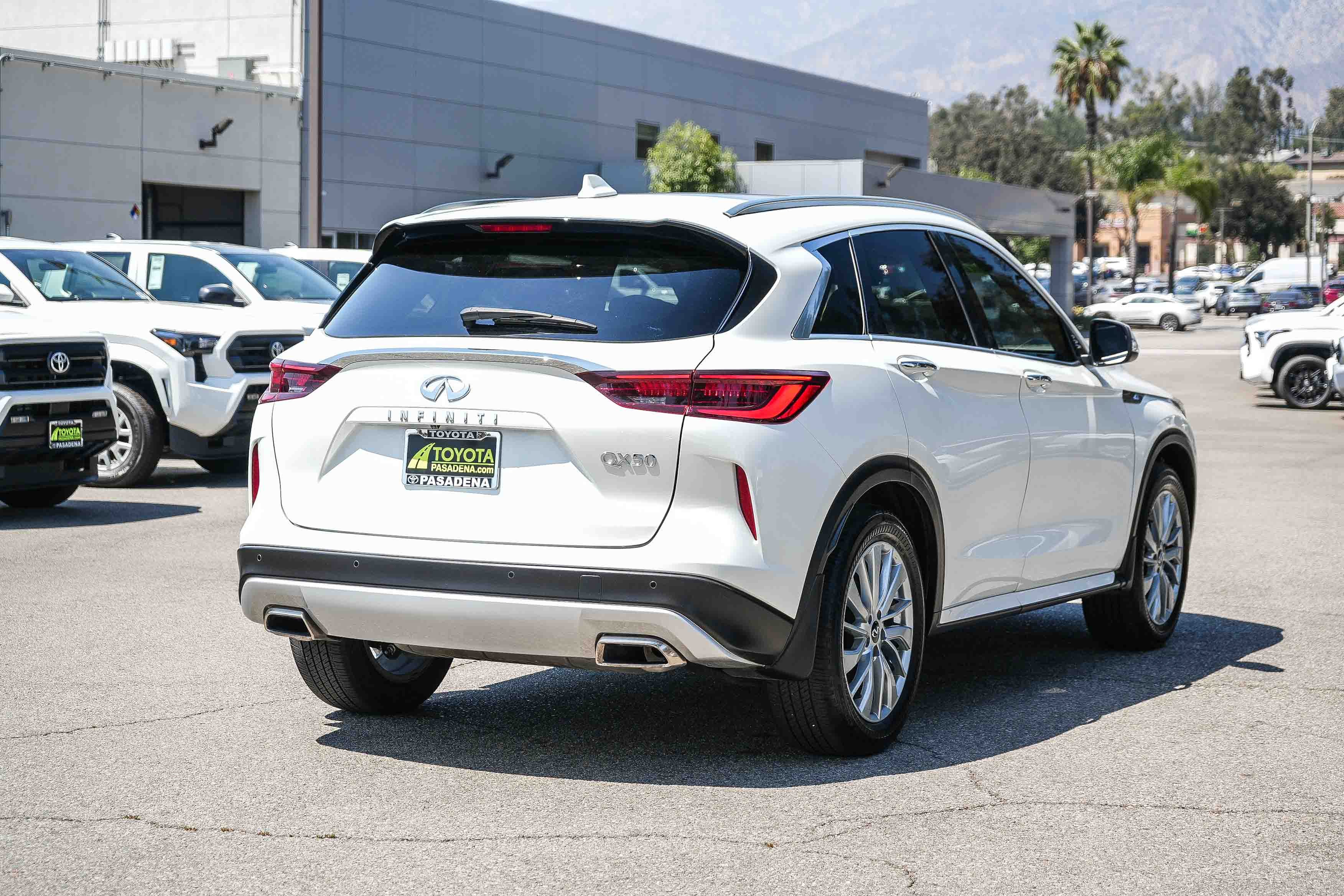 Used 2024 RADIANT WHITE INFINITI LUXE image 6