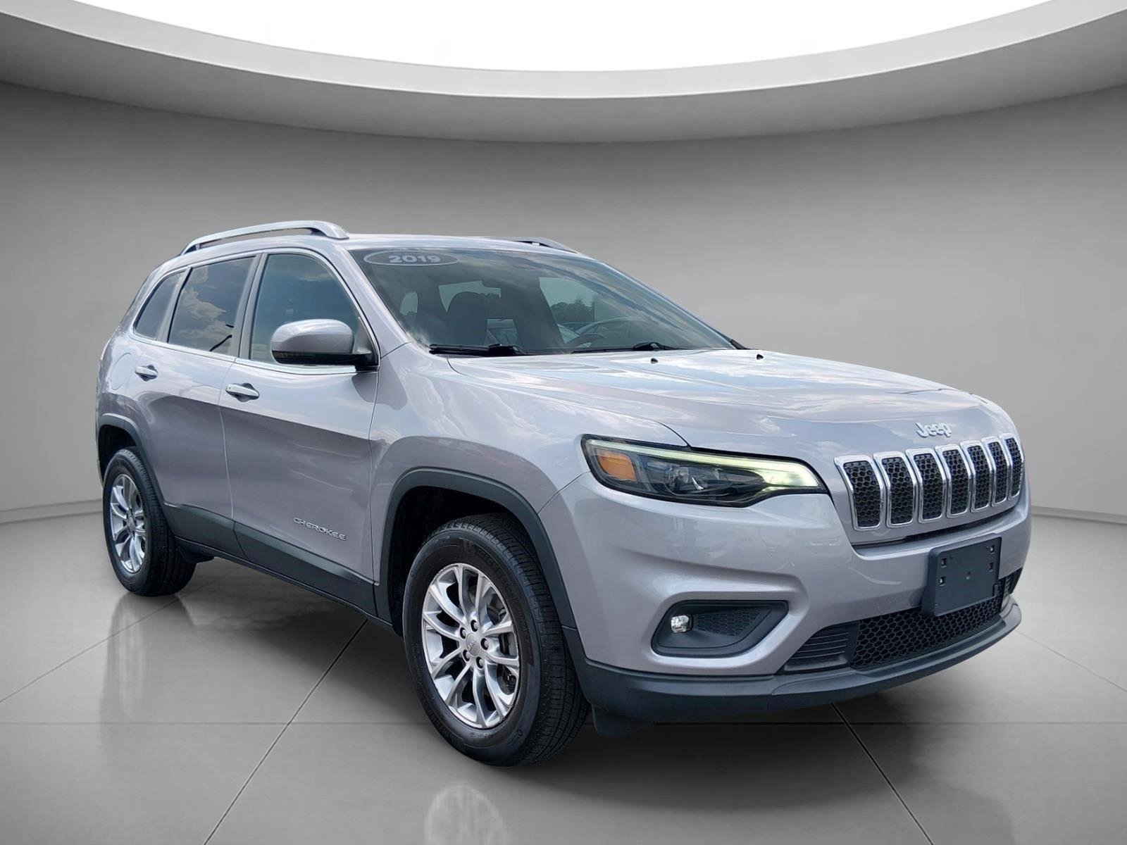 Used 2019 Granite Crystal Metallic Clearcoat Jeep Latitude Plus image 10