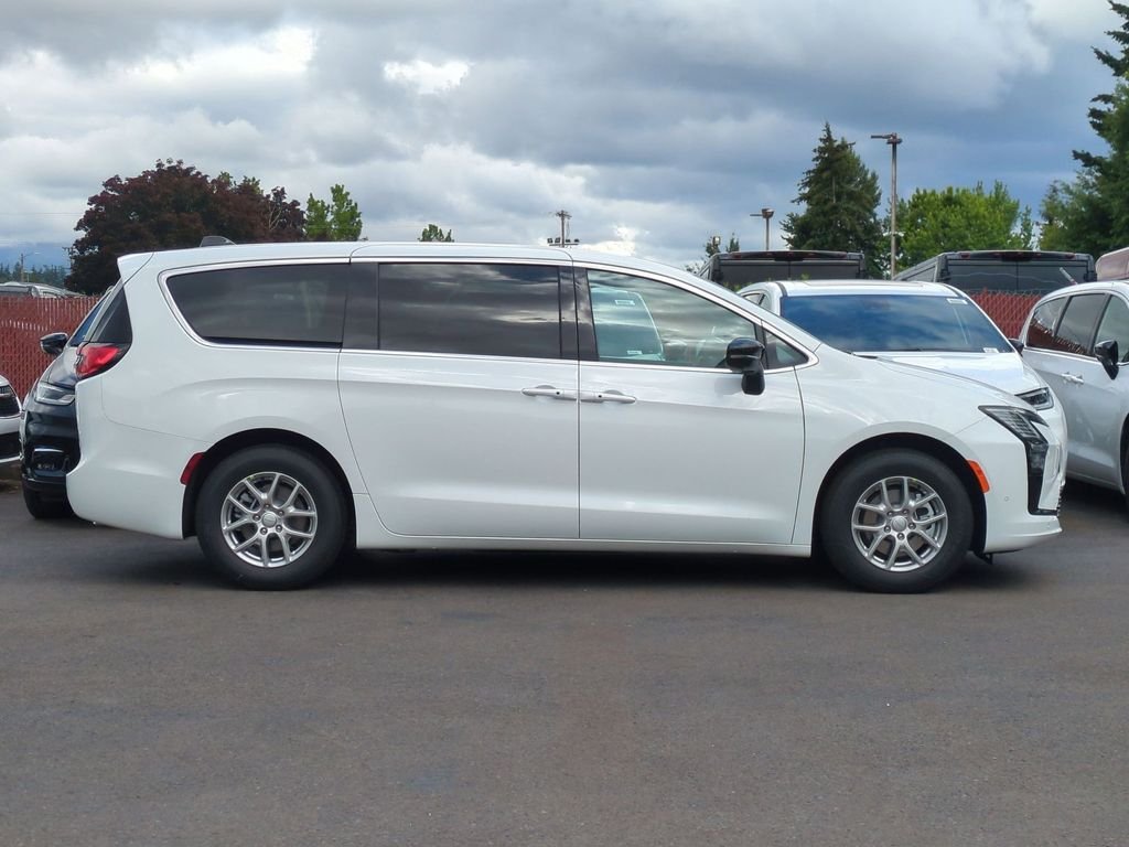 New 2027 Bright White Clear-Coat Exterior Paint Chrysler Select image 8