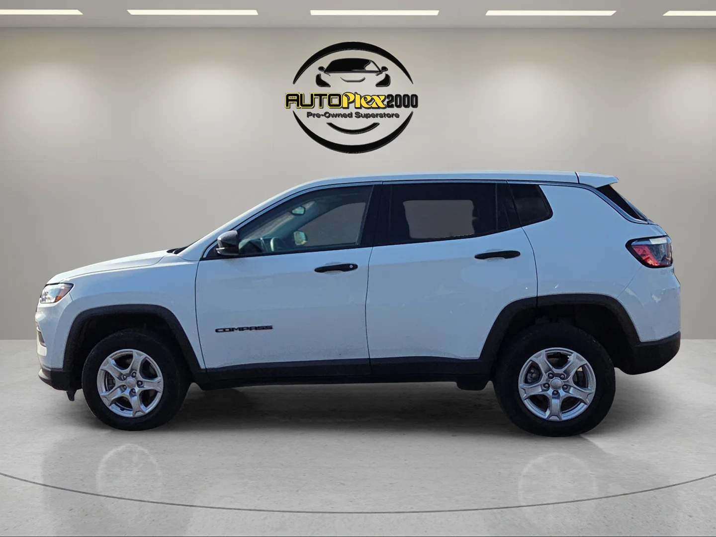 Used 2022 White Jeep Sport image 4