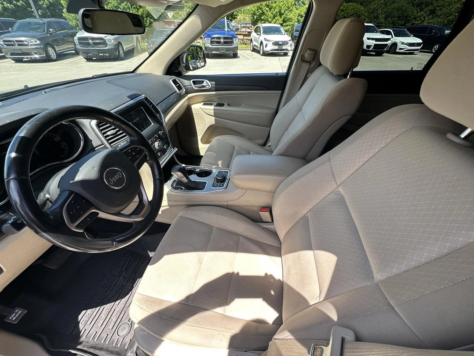 Used 2020 Diamond Black Jeep Laredo E image 10