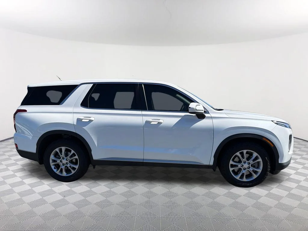 Used 2022 White Hyundai SE image 4