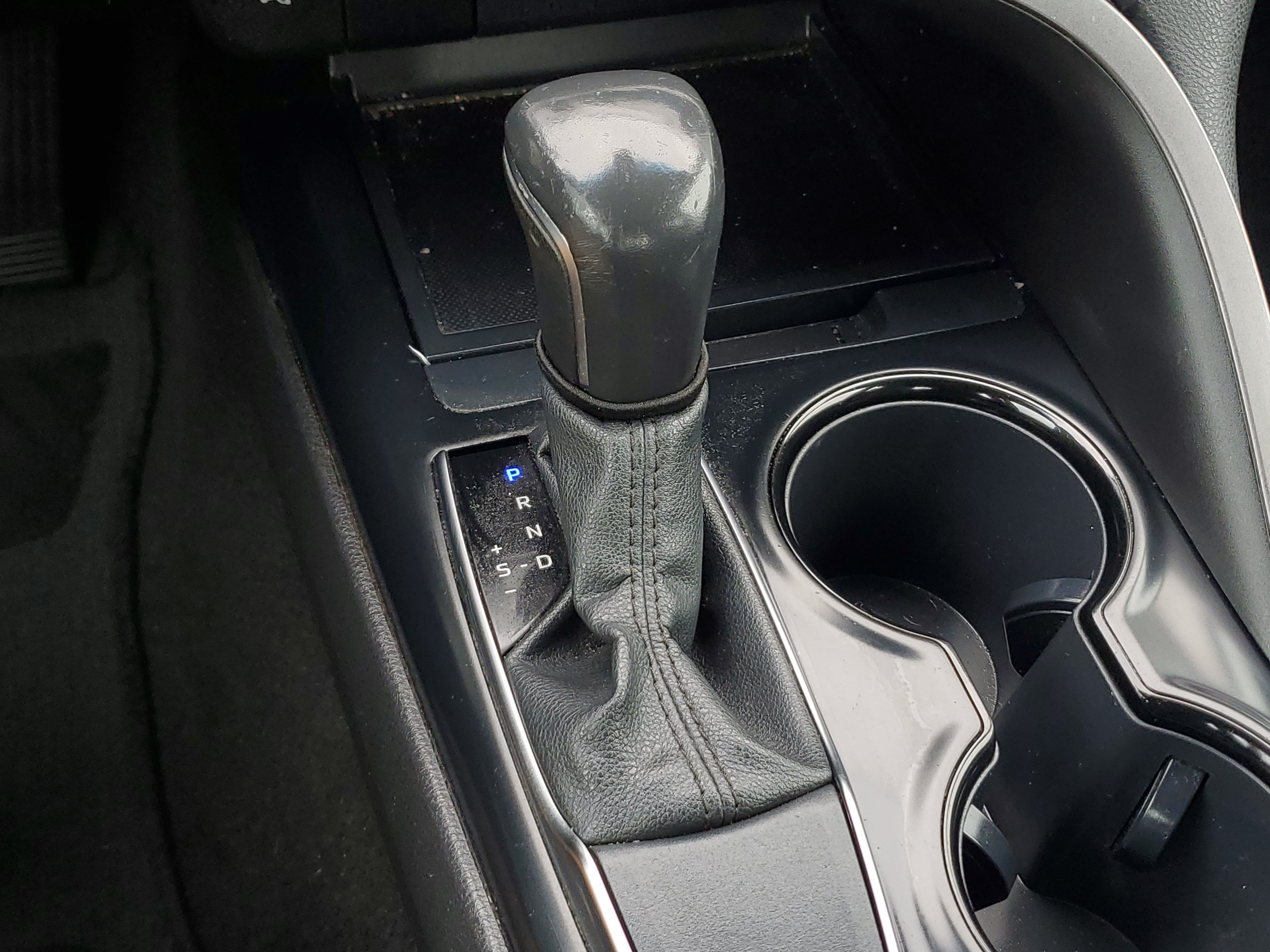 Used 2020 White Toyota SE image 24