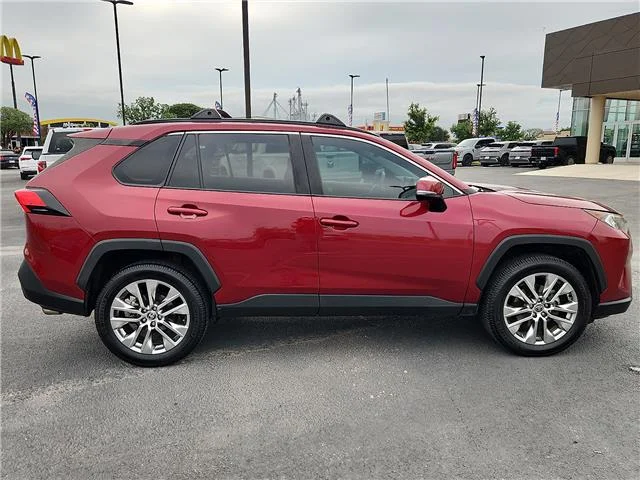 Used 2021 Red Toyota XLE Premium Front-wheel Drive image 5