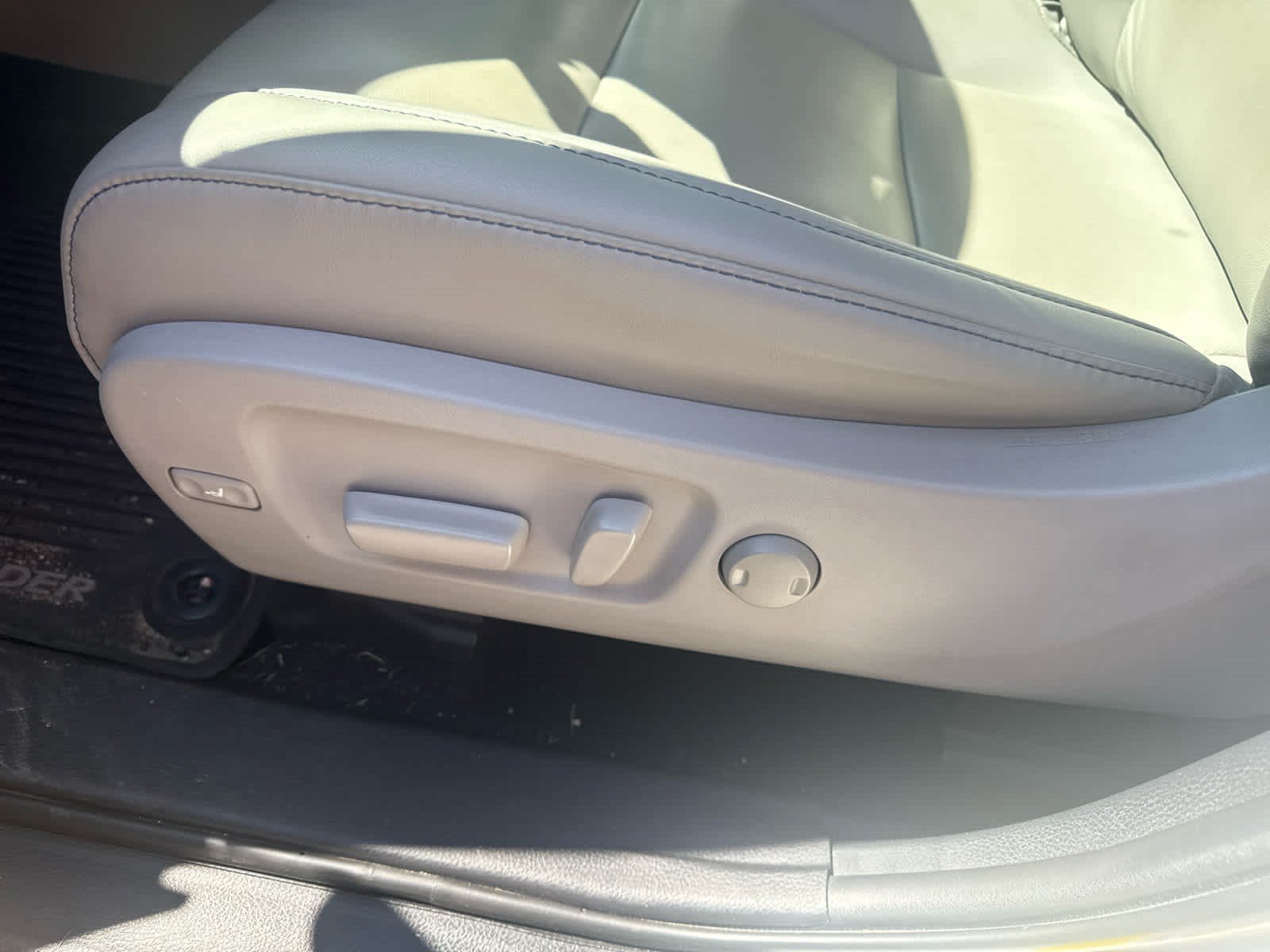 Used 2019 Blizzard Pearl Toyota XLE image 12