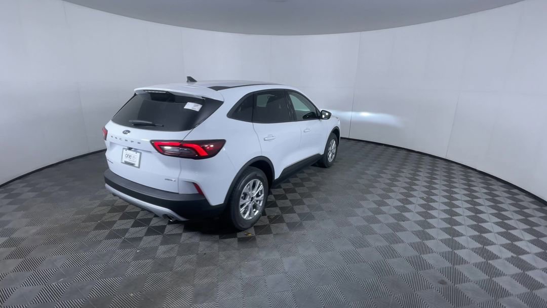 New 2026 Oxford White Ford Active image 8