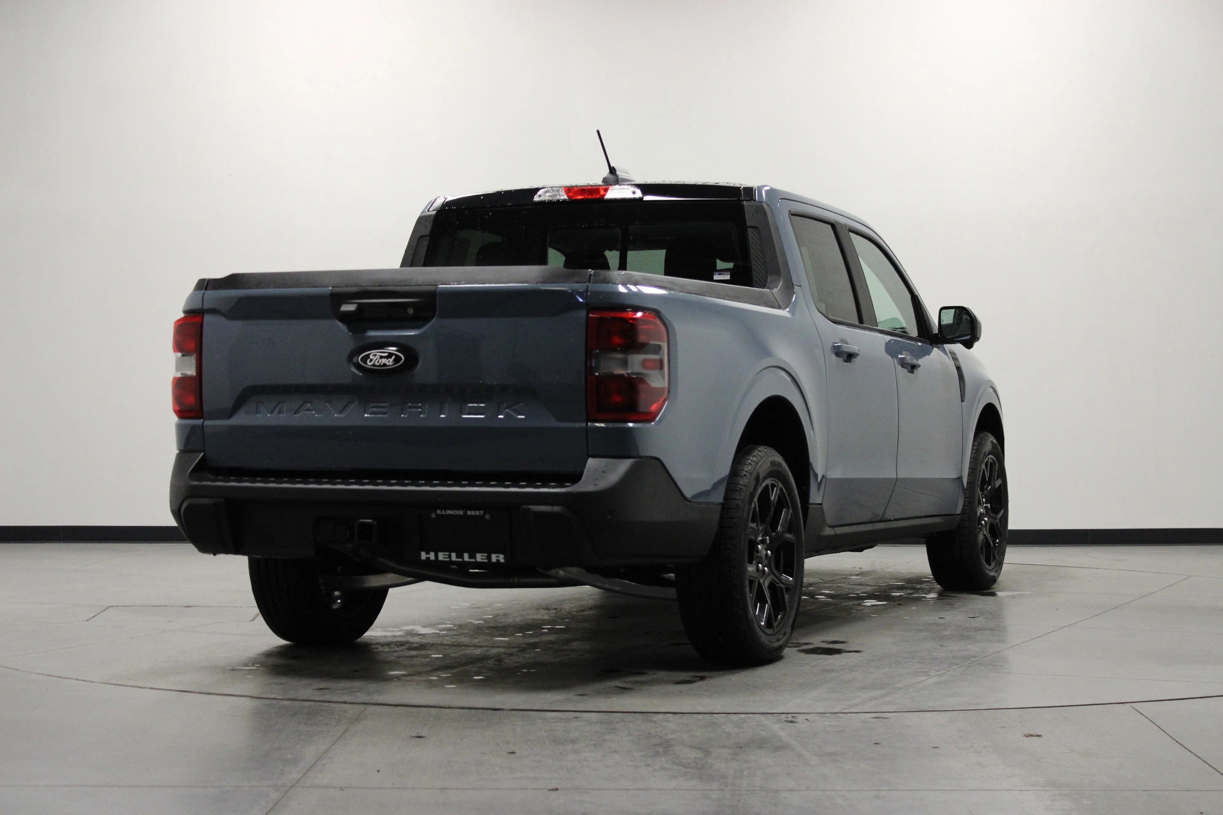 New 2025 Azure Gray Metallic Tri-Coat Ford Lariat® image 4