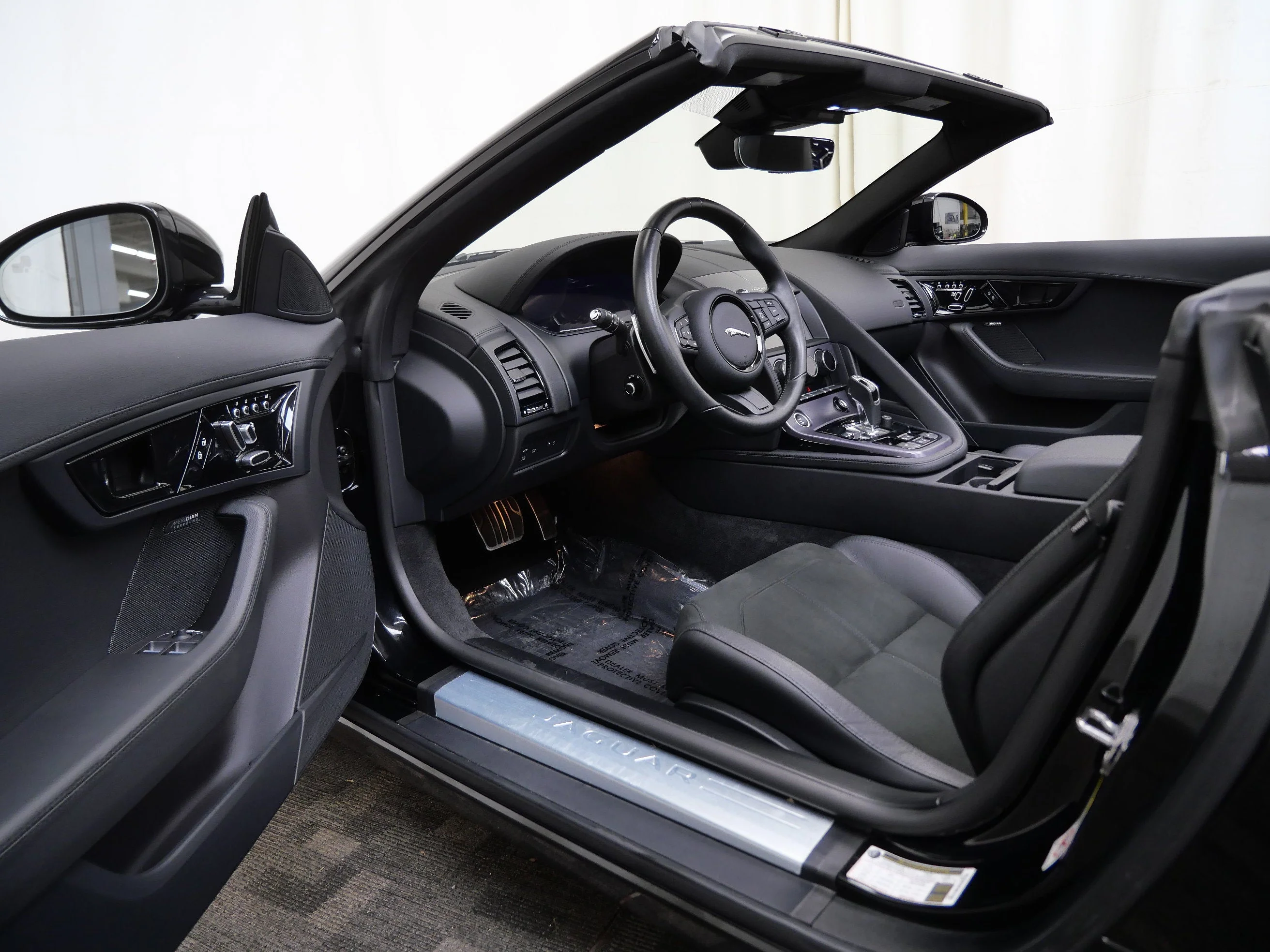 Used 2023  Jaguar P450 image 20