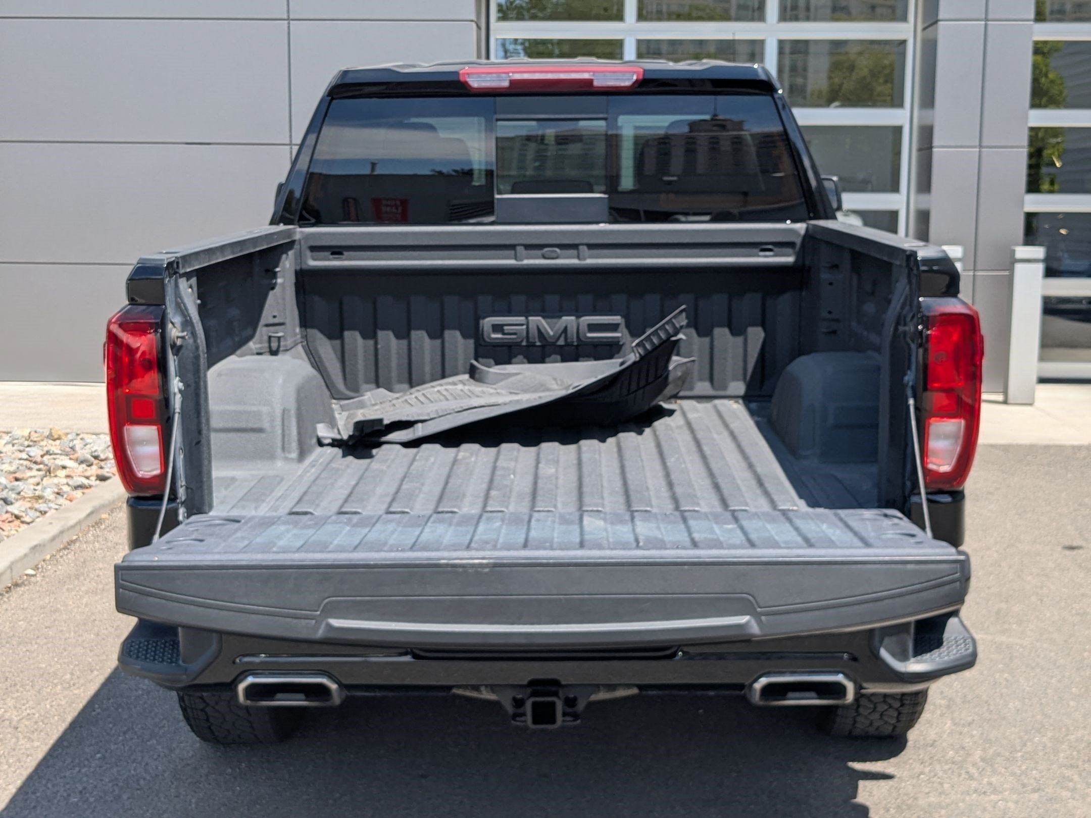 Used 2024 Onyx Black Metallic GMC Elevation image 32