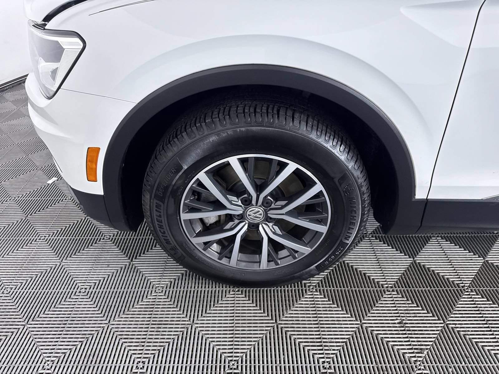 Used 2018 Pure White Volkswagen SEL image 25
