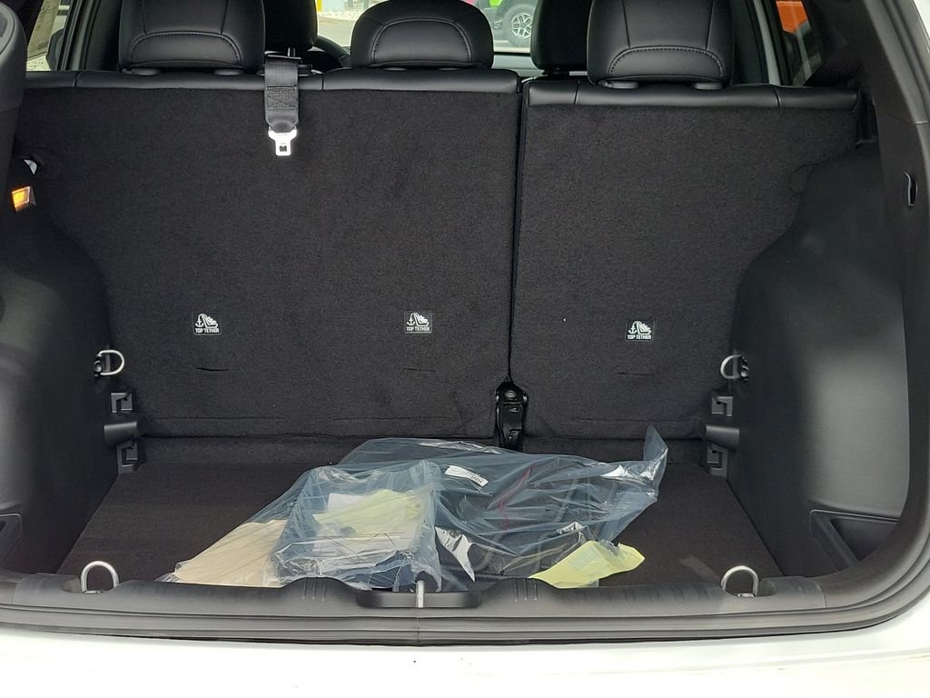 New 2026 Bright White Clearcoat Jeep Latitude image 8