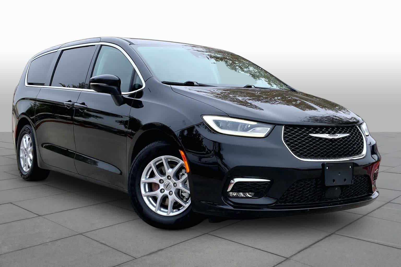 Used 2023 Brilliant Black Crystal Pearlcoat Chrysler Touring L image 3