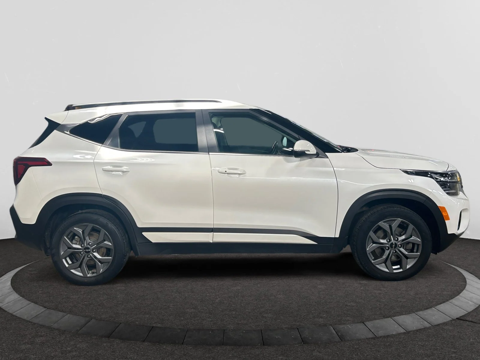 Used 2024 WHITE Kia EX AWD image 6