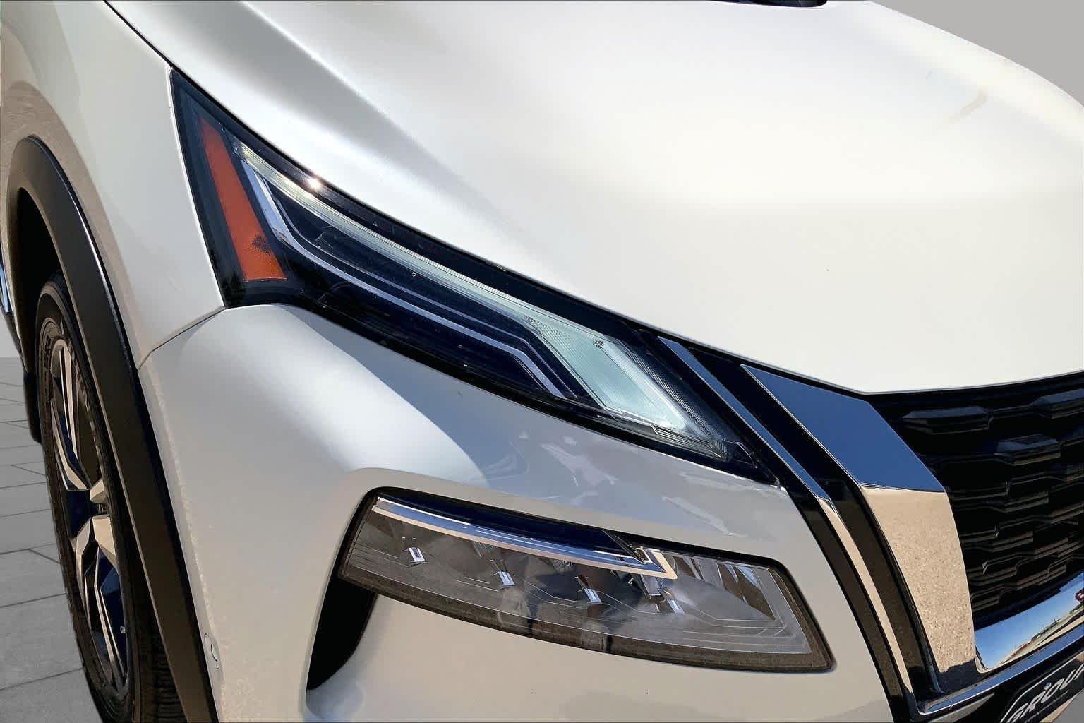 Used 2023 Pearl White Tricoat/Super Black Nissan Platinum image 36