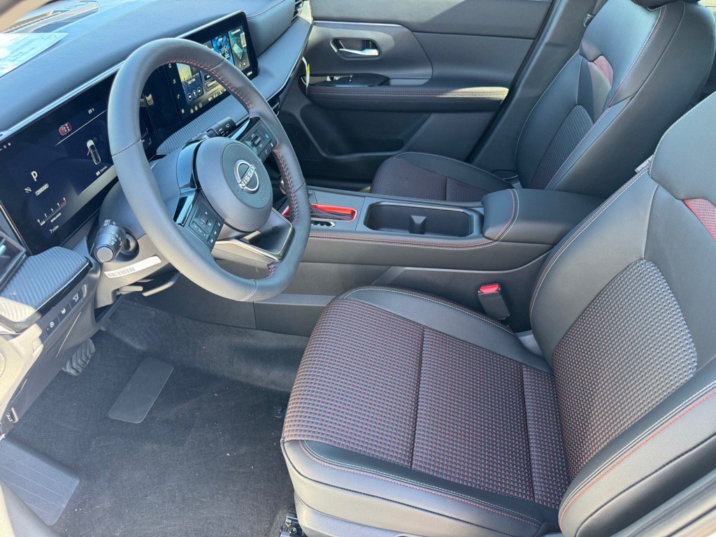 New 2026 Aspen White Tricoat/Super Black Nissan SR image 11
