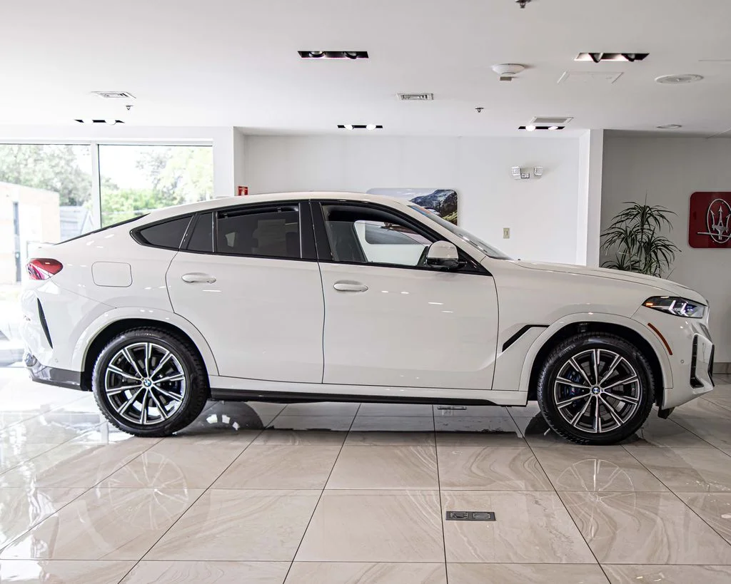 Used 2024 White BMW xDrive40i image 9