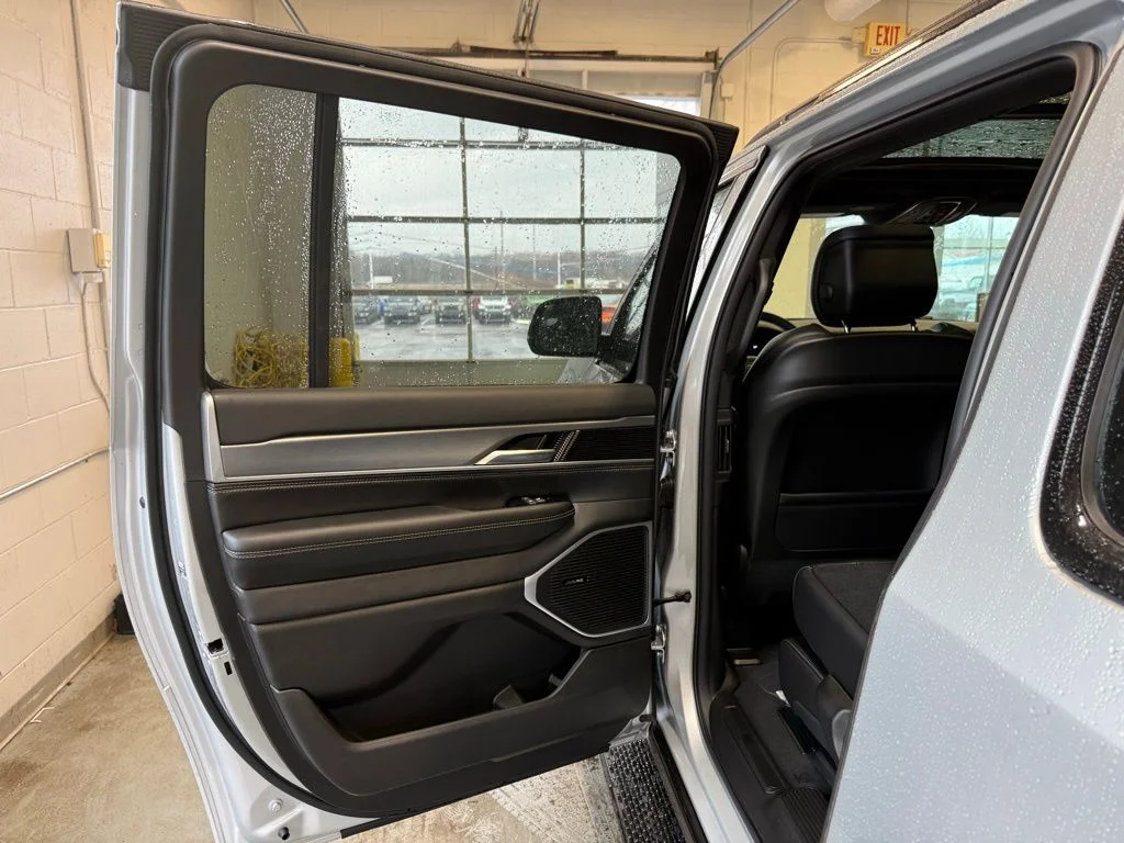 New 2026 Silver-Zynith Exterior Paint Jeep  image 46