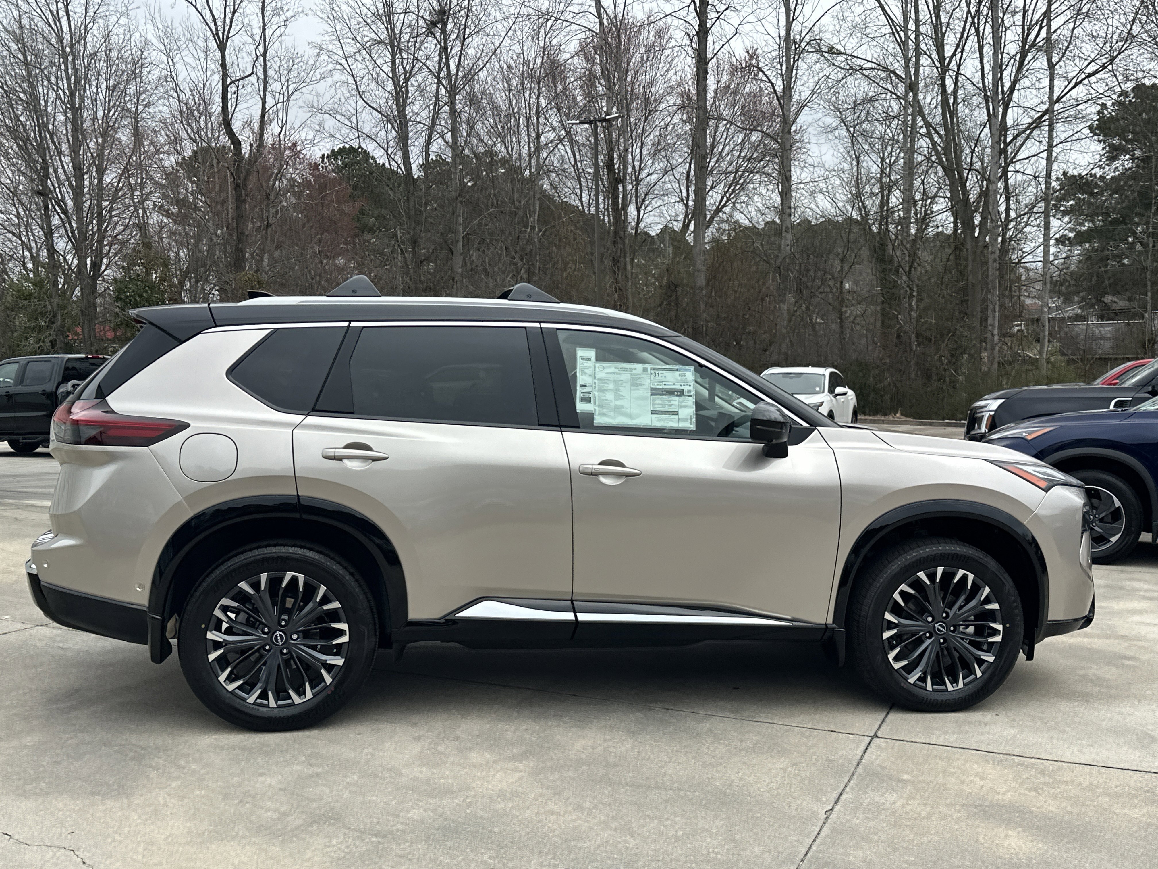 New 2026 Champagne Silver Metallic/Super Black Nissan Platinum image 9