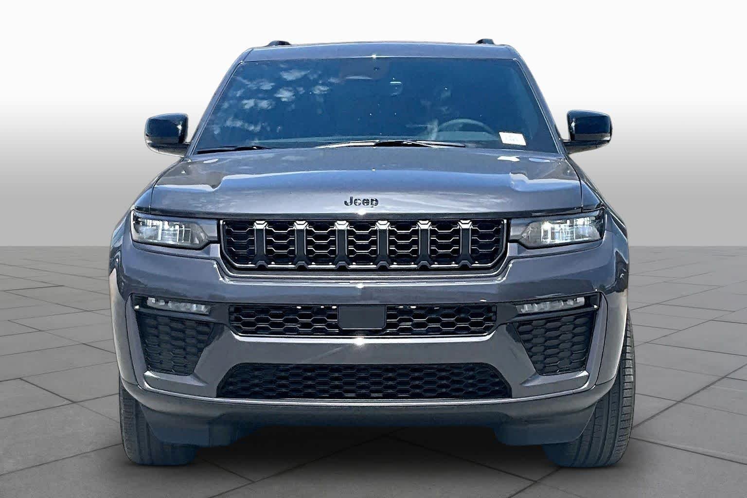 New 2026 Baltic Gray Metallic Clear-Coat Exterior Paint Jeep Limited image 4
