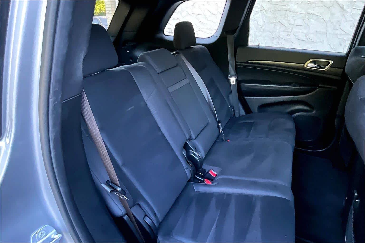Used 2015 Billet Silver Metallic Clearcoat Jeep Laredo image 19