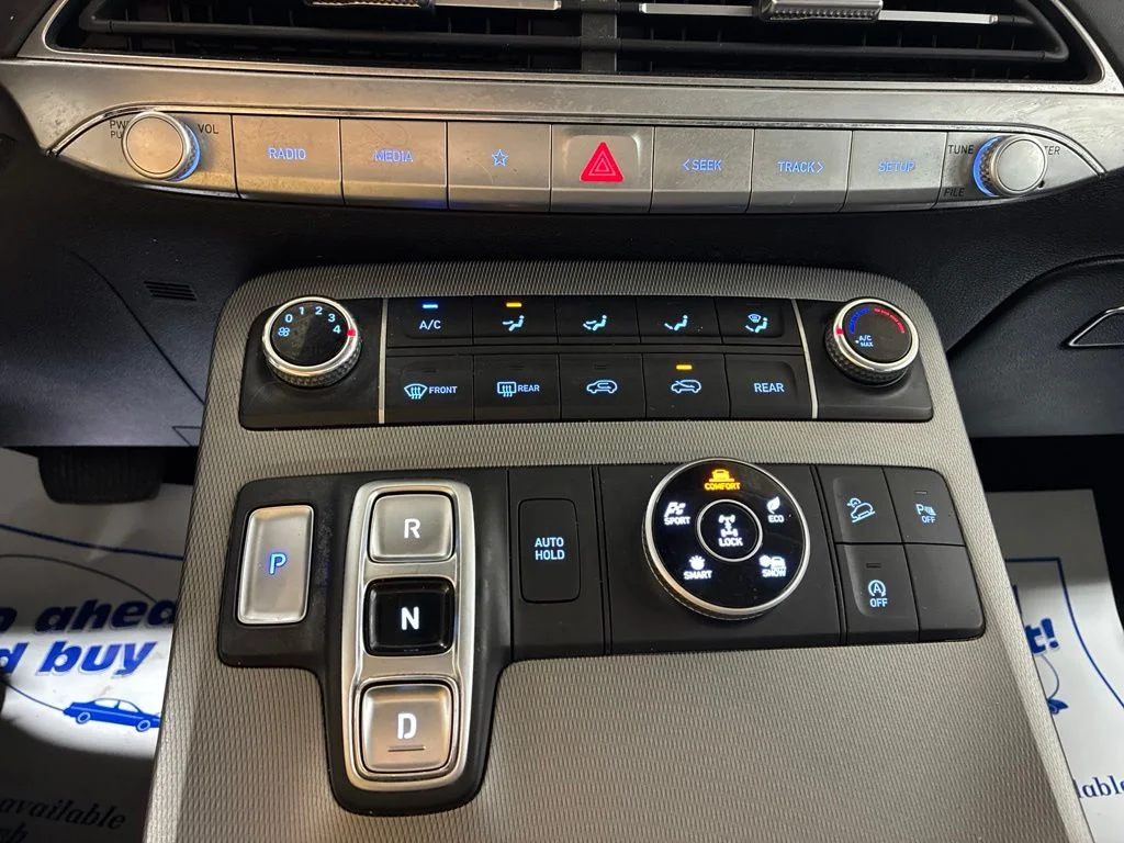 Used 2022 Black Hyundai SE image 18